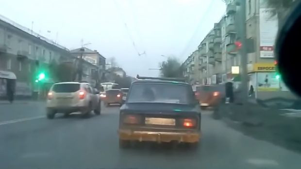 Αναρωτιέστε γιατί χρειάζονται τα αμορτισέρ στα αυτοκίνητα; Ε, δείτε αυτό το Βίντεο!